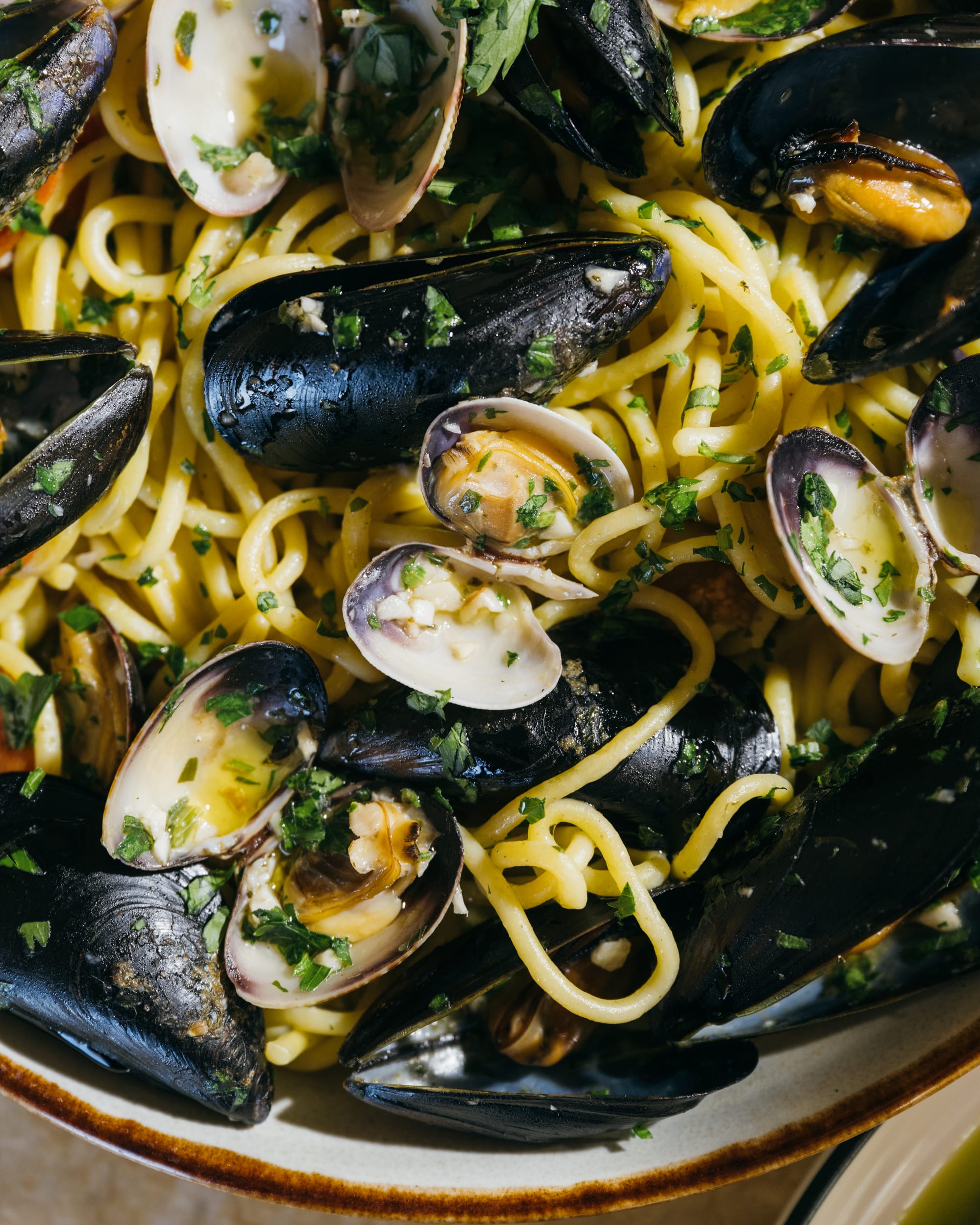 Spaghetti with clams and mussels, parsley and garlic